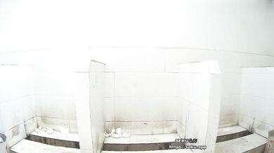 最新厕拍大神潜入-服务区女厕全景偷拍1镜3位置明星颜值的红衣美女望过了~1